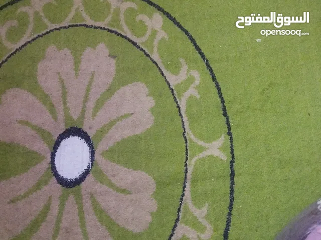 السجادة خضراء ونفس اللون أرجواني