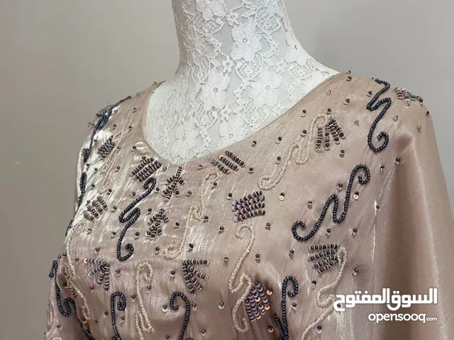 لابسه مع شيله