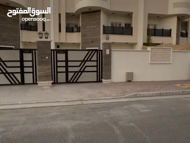 دار للبيع في مجمع الجوهره (250 متر على خدمات )