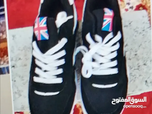 حذاء رياضي جديد. مقاس 44