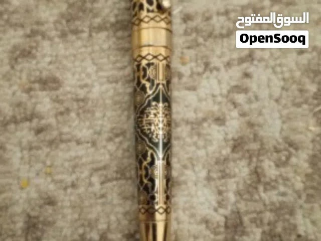 قلم مو أي قلم... هذا هيبة  أسود فاخر بنقوش ذهبية، كل خط فيه يحكي أصالة.   وزنه بيدك يعطيك إحساس الفخ