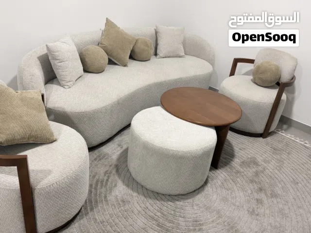 أريكة جديدة للبيع بحالة ممتازة.
