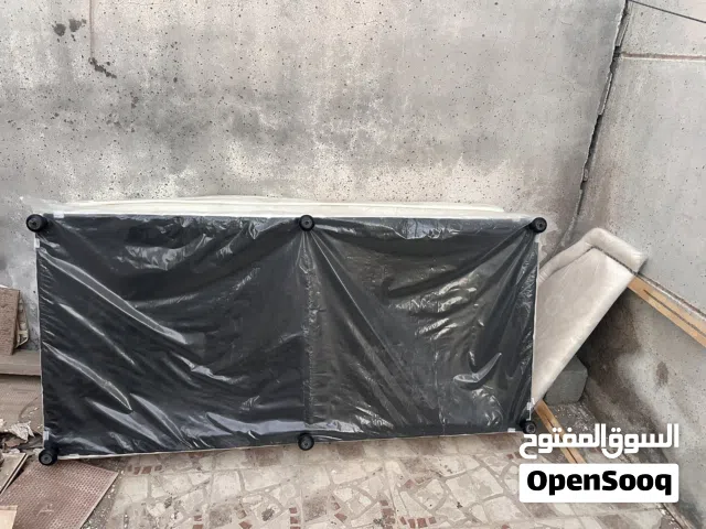 سرير جديد استعمل فتاة بسيطة