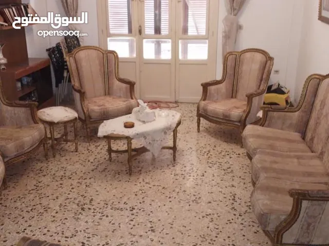 صالون حفر مع ثلاث طاولات رخام