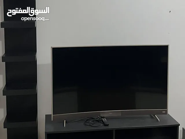تلفزيون TCL , طاولة, ارفف
