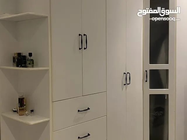 دولاب شبه جديد للبيع