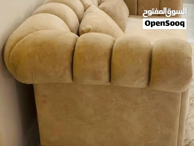 عباره عن اربع كنب مع الطاوله مع سفره وسته كراسي