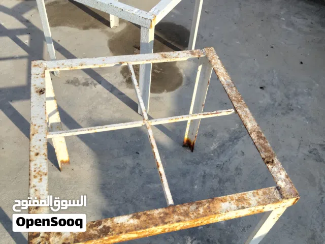ميز حديد مربع