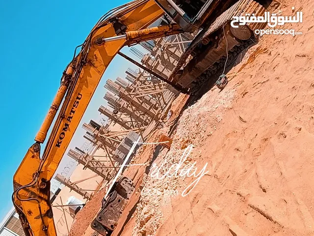 تعهدت ابو محمد إلى العمال الحفريات وتزفيت ساحات والعزل أسطح و ورولات ساخنه ونقل طمم وهد