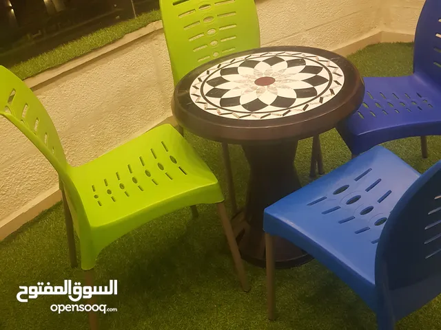 اربع كراسي بحاله جديد مع طاوله وسط بحال الوكاله استخدام بسيط جدا