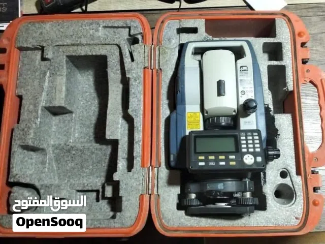 مساح عام مع جهاز توتال ستيشن