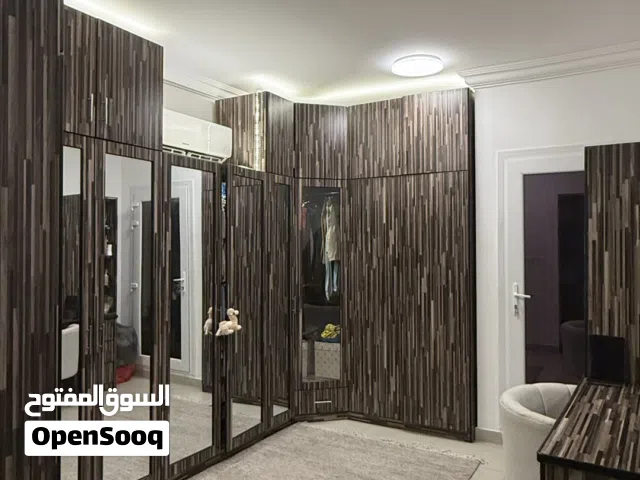 غرفة دريسنج أنيقة وعملية، بحالة ممتازة وقريبة جدًا من الجديد.