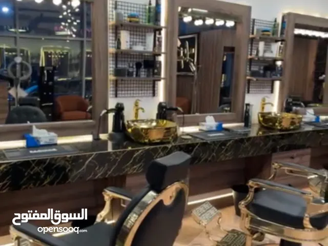 محل حلاقه رجالي حاله ممتازه لم يستعمل إلا ثلاثة اشهر شبه جديده بكامل معداته سعر مغري جداً