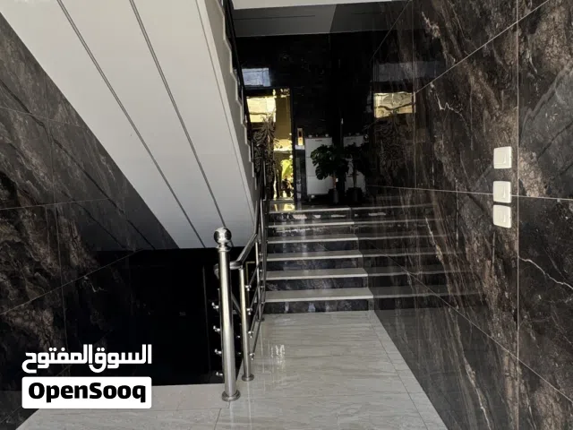 شقة للبيع طابق ارضي في اجمل منطقة بالمقابلين ( ابو الراغب ) بمساحة 212 متر وترس عدد 2 ( لم تسكن )