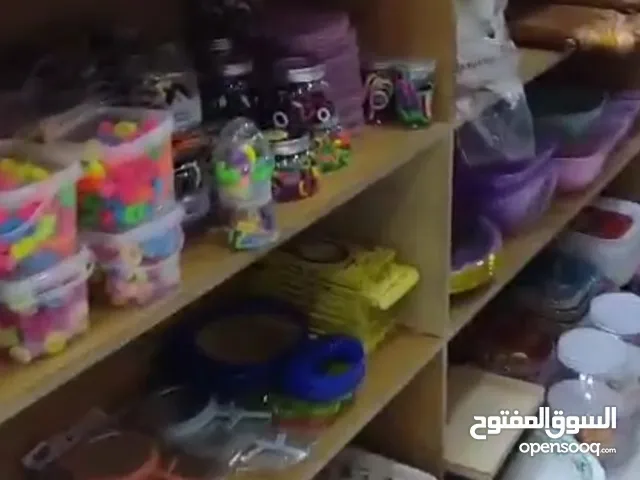 خزانة بضاعة تفصيل خشب ارفف لون عسلي واجهتين جنب واجهتين أمام وخلف ارتفاع120 عرض280 عمق30 الجبن 60