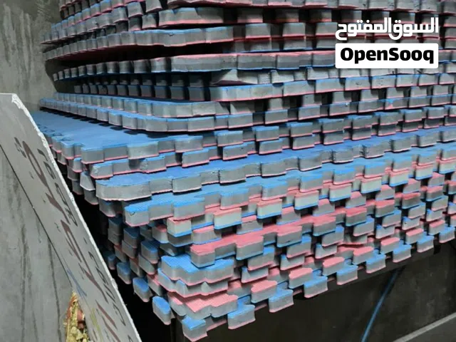 اللعاب اطفال وفرش مطاط تقريبا 50 طرف ارتفاع الطرف 3 سانتي تقريبا.