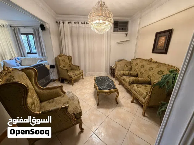 صالون كامل كنبه و 2 كرسي و تربيزه بالرخامه بحاله جيده لسرعه البيع