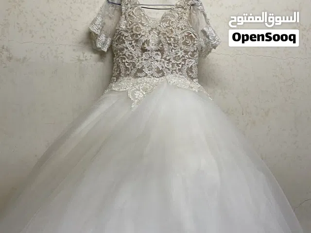 فستان العروس مع الطرحه مستخدم ساعه فقط