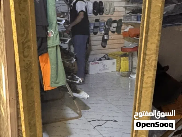 غراض محل تعزيله محل ملابس ورفوف احذية دوار