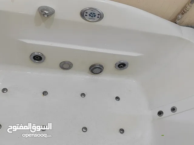 جاكوزي مستعمل للبيع نضيف دبل ماطور مع دلاكات وفوارات واضاءه قياس 170 في 85