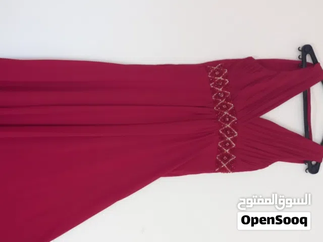 فستان سهرة بحالة جيده جدا للبيع بسعر مناسب