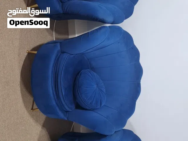 كنب جلوس نظيف جدا  والستارة  نظيفه معه طاوله ومرايا