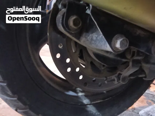 السلام عليكم عندي دراجة فورزا 08 رياضية كامله شوية كفرات تعبانه اريد ابيعها السبب مكان ماعدي الها