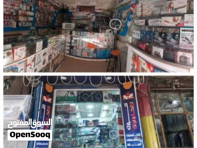 محل الكترونيات وإكسسوارات للبيع