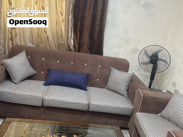 طقم كنب بحالة جديد مع برادي وطاولات  ثلاثية وثنائية ومفردتين