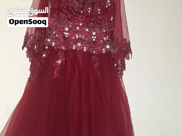 فستان سهرة خمري راقٍ مع تطريز لامع – بحالة ممتازة. للصبايا   وزن 50 إلي  63