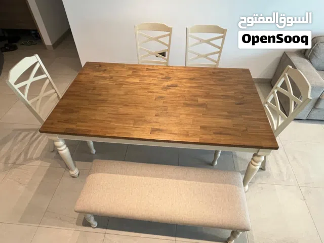 Dinning room : 1 table + 4 chairs + 1 bench