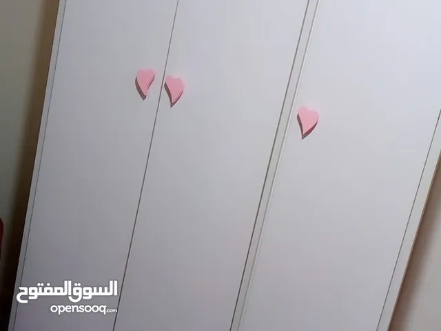 غرفة نوم اطفال شبه جديده مع بساط مع فراش مع ساعه مع كتبايه بسعر 1900
