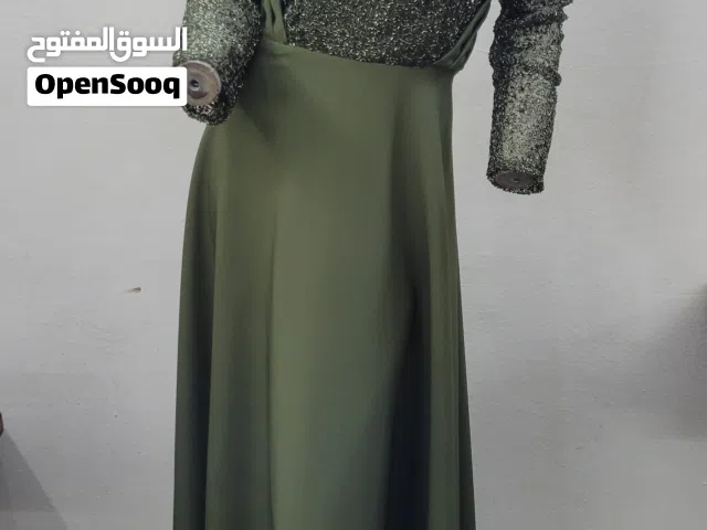 فستان سهرة مميز (زيتي) بتصميم عصري - جديد