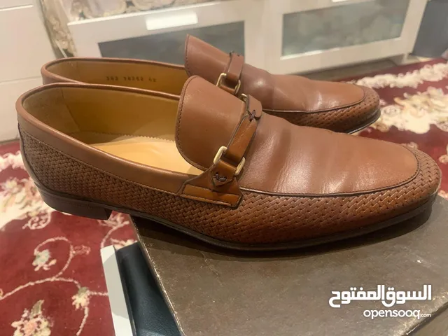 للبيع أحذية مستخدم مقاس 43 مقاس 44 الحالة كل جديد السعر الواحد