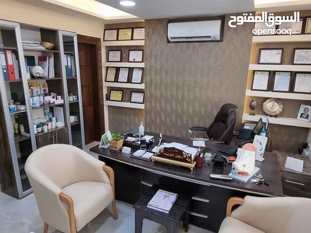عيادة فاخرة جدا ومفروشة للبيع  بأفضل مواقع الخالدي   / الرقم المرجعي : 3951
