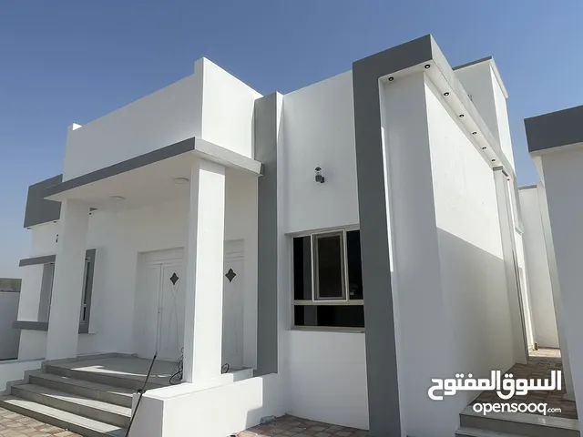 فيلا جديدة بموقع ممتاز جداً للبيع العامرات الحاجر الاولى حيم