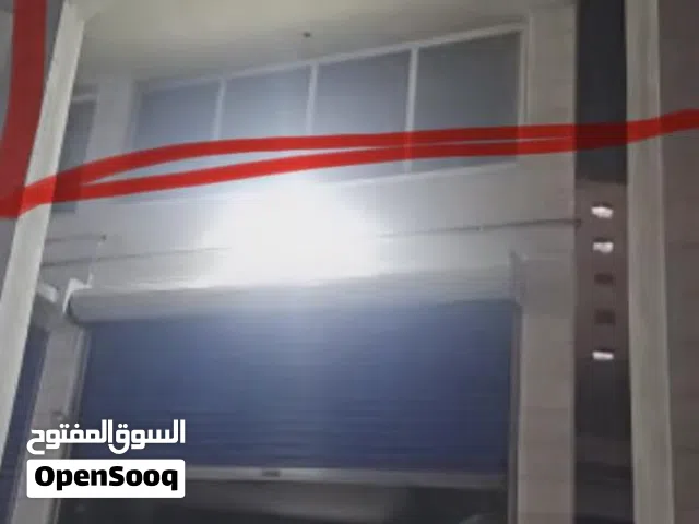رفوف خشب للبيع ويوجد يد باب سكيوتير ويد باب وفانوس خارجي للبيت