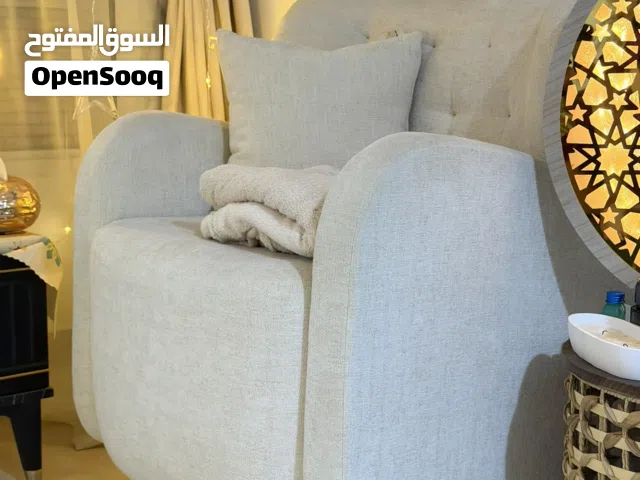 كرسي مع مسند وسرير