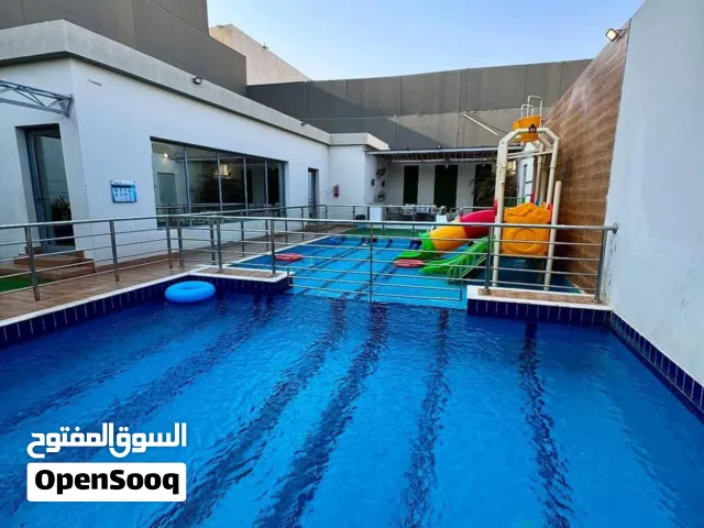 شاليه واستراحه في مسقط الغبرة للايجار اليومي غرفه بسرير مزدوج مطل على حوض سباحه جاكوزي مع سخان