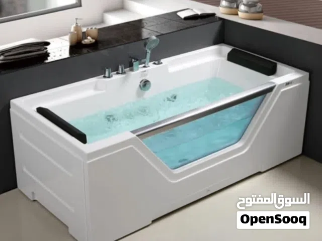 جاكوزي عصري مصمم لشخص واحد، مثالي للراحة والهدوء مع إضاءة تضيف جو مميز