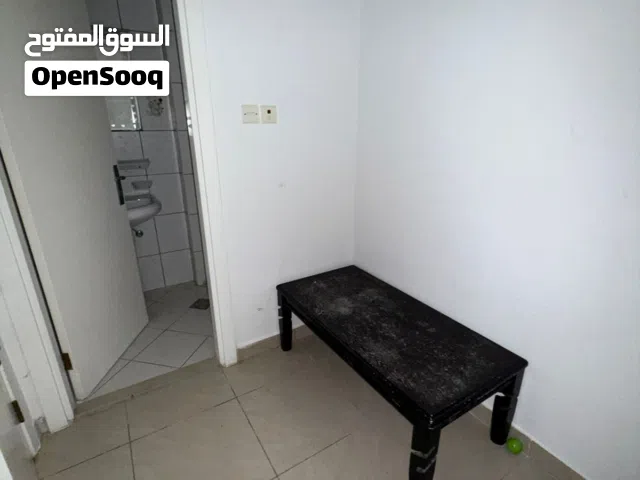 شقة 3 غرف وصالة مع غرفة خادمة في المجاز 3 إطلالة مباشرة على بحيرة خالد في موقع مميز بالقرب من جميع ا