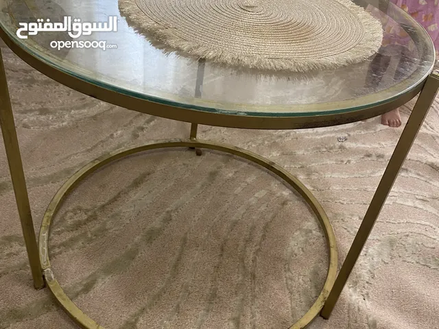 طاوله وسط مع زجاج