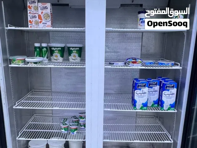 ثلاجة عرض بابين شبه وكالة و خالية من العيوب