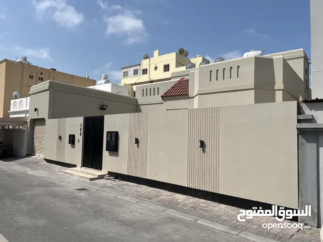 250m2 4 Bedrooms Townhouse for Sale in Muharraq Galaly