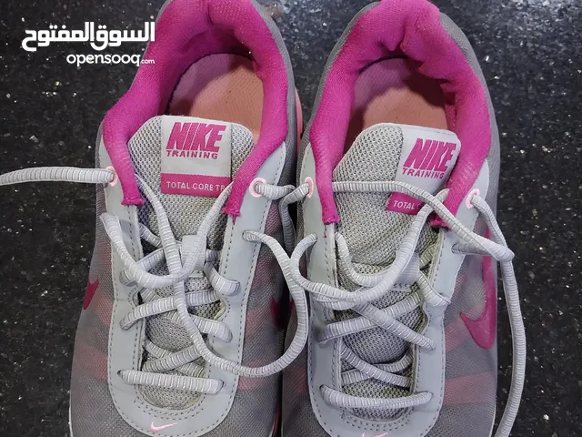 حذاء رياضي نايك NIKE للمشي والجري لمسافات طويله مريح جدا اصلي مقاس 39 استعمال خفيف بحال الوكاله مريح