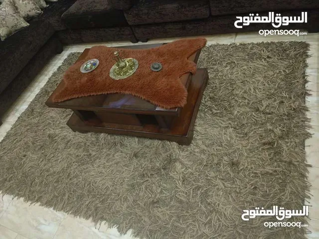 طقم كنب مع طرييزات وطاولة سفرة وانتريه