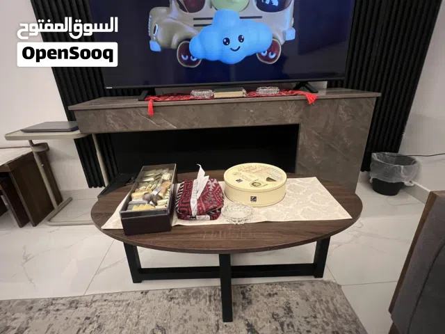 طاولة وسط خشب مع قاعده حديد استعمال بسيط  بحاله ممتازة  سعر البيع 25 دينار