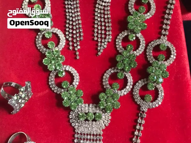 طقم اكسسوار رائع للمناسبات المقربة او العرائس أنيق وراقي مع اكسسوار للشعر من نفس اللون