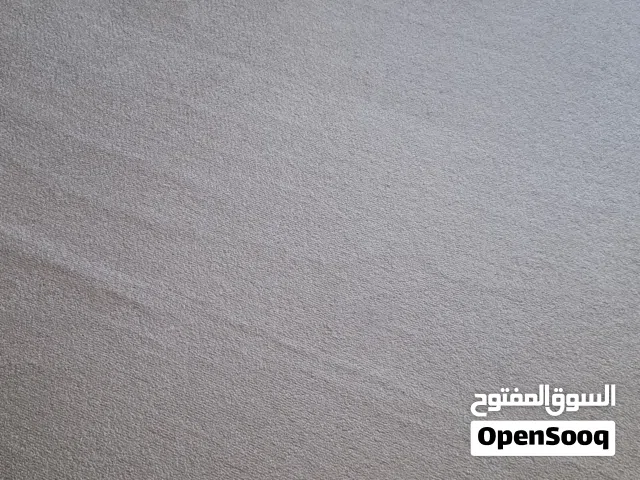 قطعتين موكيت لون بيج مستعمل  4 متر ب 3 متر سادة مع سجادة ممر عرض 110 بطول ثلامتر محبوك الجوانب