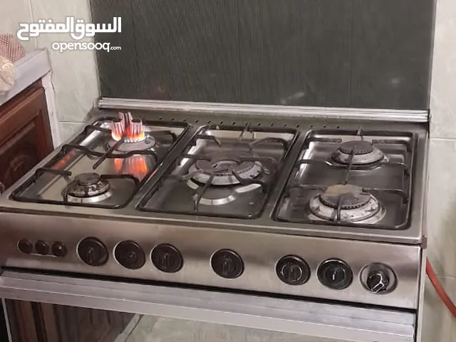 غاز خمس عيون ستالس نظيف استعمال خفيف فرن شغال فوق وتحت البيع مستعجل جدا لحاجه السفر